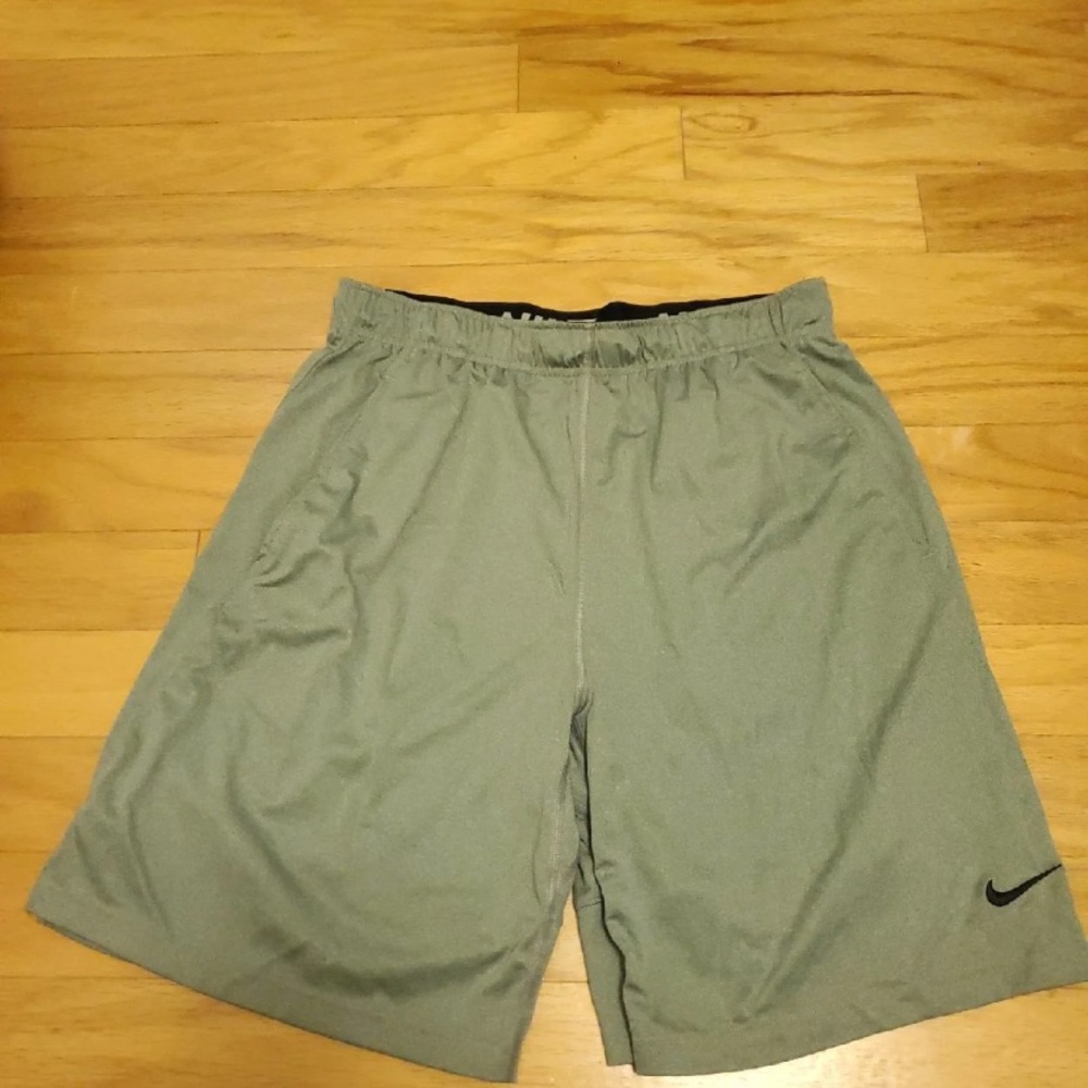 Men’s Nike shorts large